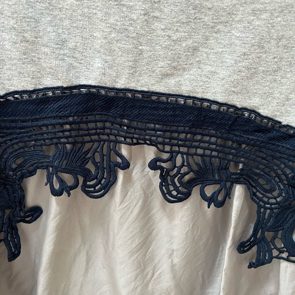 Trouvé gray shortsleeved sweatshirt with flowy hem and navy appliqué size M - Picture 6 of 7